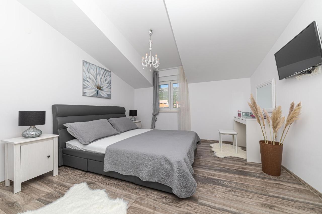 Appartamento Perla Castellana Kaštela Esterno foto